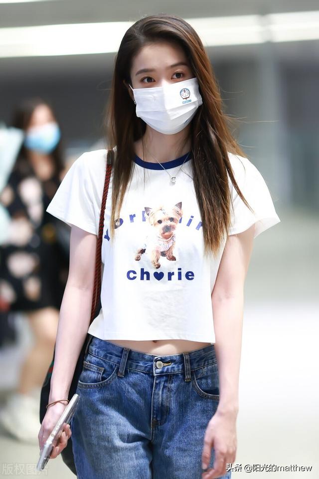 Street Shot Zhang Xueying White Cartoon Navel T Shirt Wide Leg Jeans