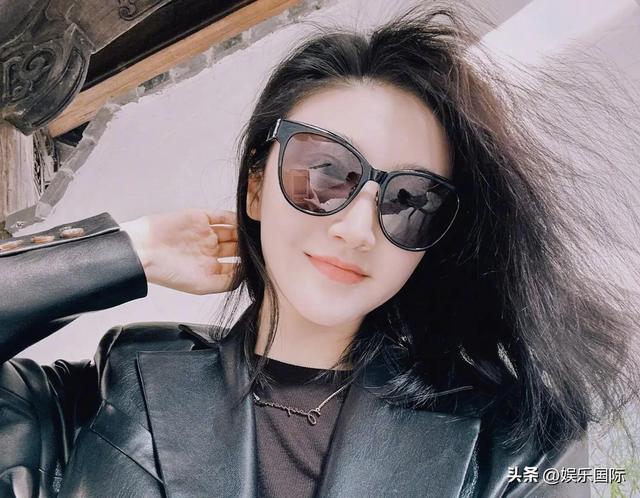 Jing Tian is wearing a leather jacket and stepping on leather boots ...