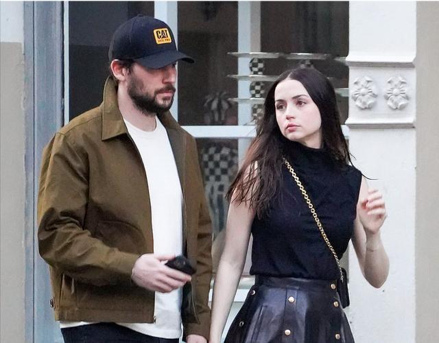 Ana de Armas and the vice president of Tinder kiss and date, and ...