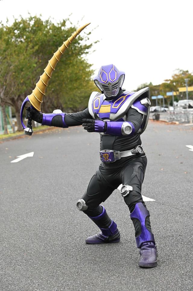 The close-up of Kamen Rider King Snake's new leather case was ruined by ...