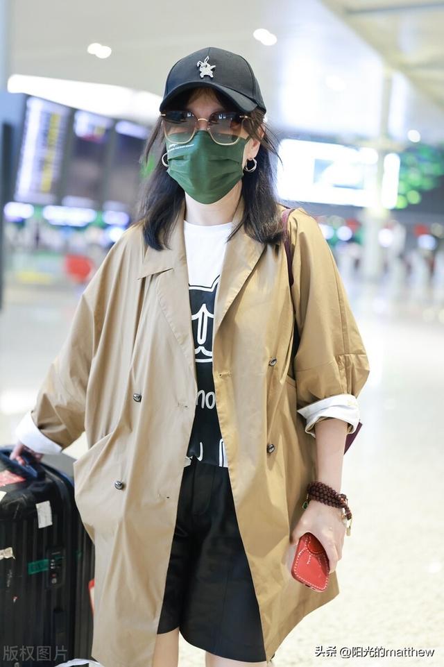 Xue Jianing appeared in a beige windbreaker at the airport and was full ...