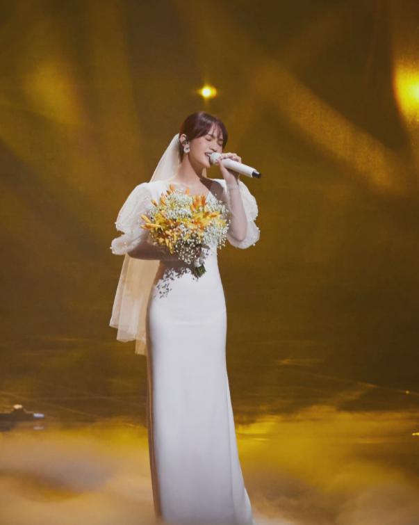 37 Year Old Rainie Yang Sang In A Wedding Dress With A Hot Body And Beautiful Appearance She 4483