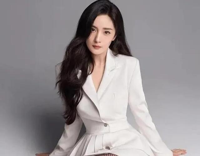 Yang Mi attended the crew dinner without makeup, and netizens exclaimed ...