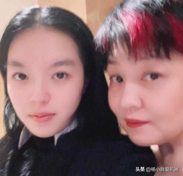 Li Yongs wife, Ha Wen, took her daughter to the exhibition, her 