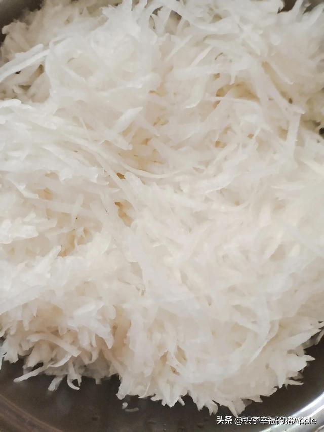 Homemade Cantonesestyle radish cake three catties of radish, one catty of rice flour, and one