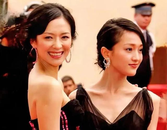 Zhou Xun looks to the right, Zhang Ziyi smiles, and the photo of the ...