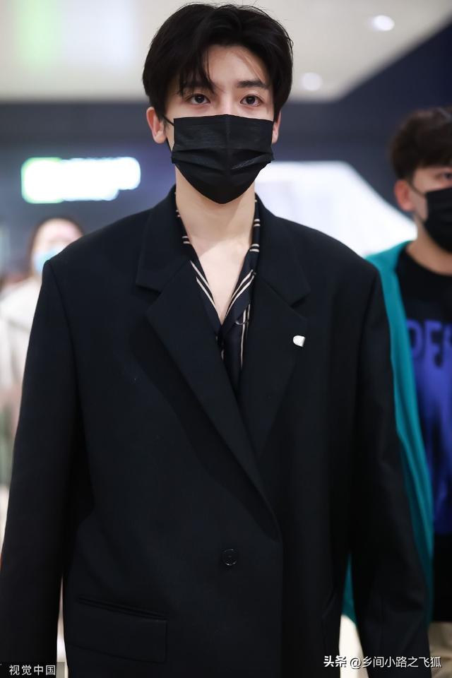 Hou Minghao arrived at the airport wearing a long black coat. He was ...