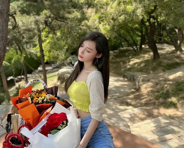 Wang Xiaofei and Zhang Yingying posted a picnic photo of the same style ...
