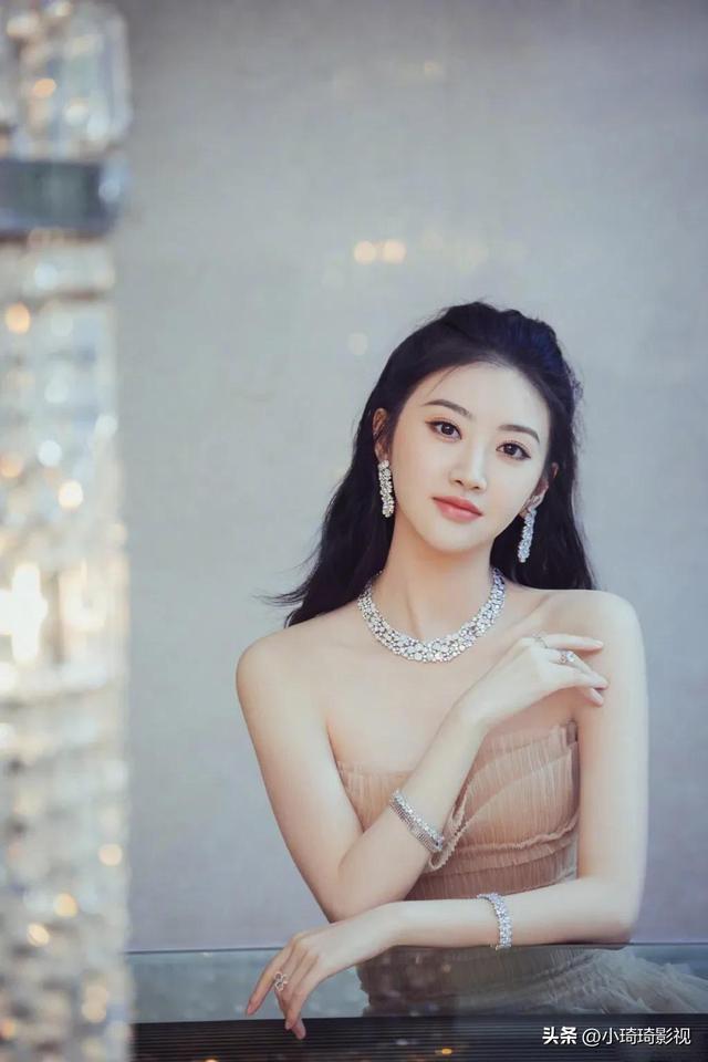 Goddess Jing Tian—Pleated skirt with tens of millions of jewels, such a ...