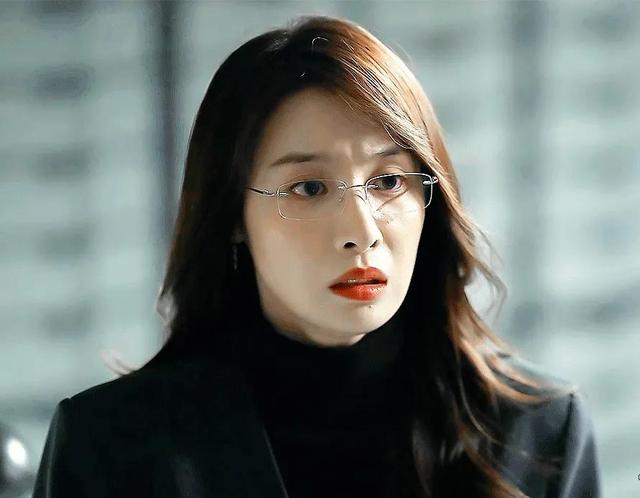 The Knockout Gao Qilan s Gold rimmed Glasses Are Just Like The Royal 