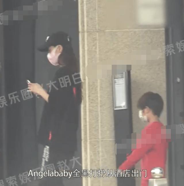 Yang Ying took her son to the Ocean Park to play in the Ocean Park. The