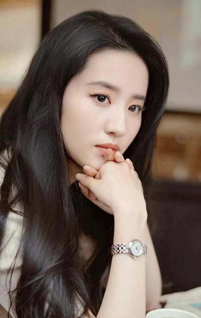 Liu Yifei's long hair is fluttering, smart and delicate, elegant and ...