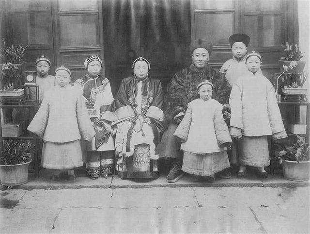 Old photo: Qing Dynasty people with wives and concubines in groups, do ...