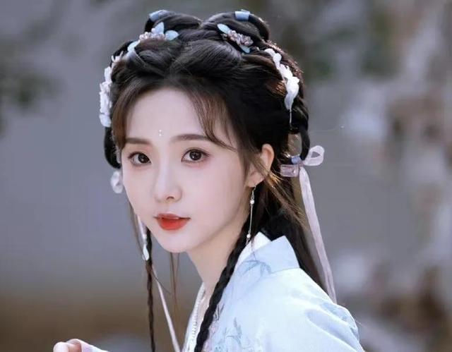 Zheng Naixin is beautiful no matter in ancient costumes or modern ...