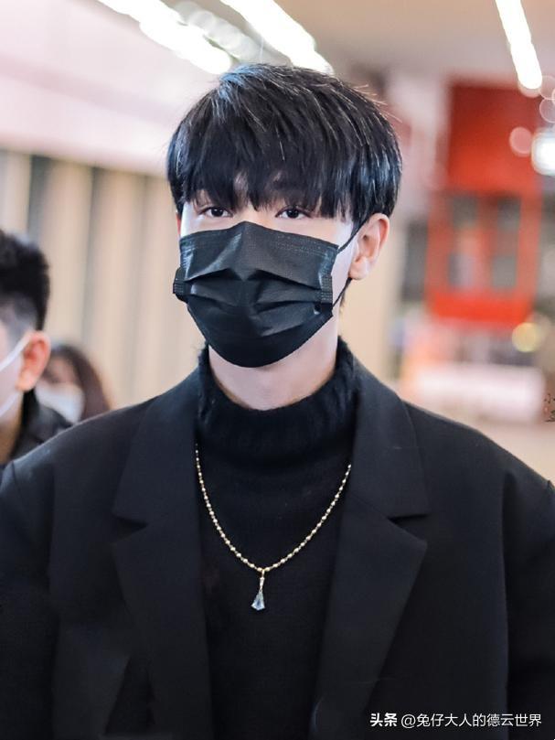 Deyun Club Qin Xiaoxian appeared at the airport and was 