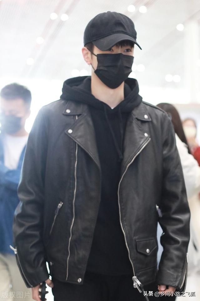 Yu Chengen appeared at Beijing Airport, wearing a black leather jacket ...