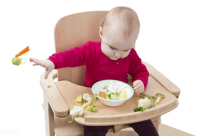 baby-crying-while-eating-try-to-let-him-eat-by-himself-imedia