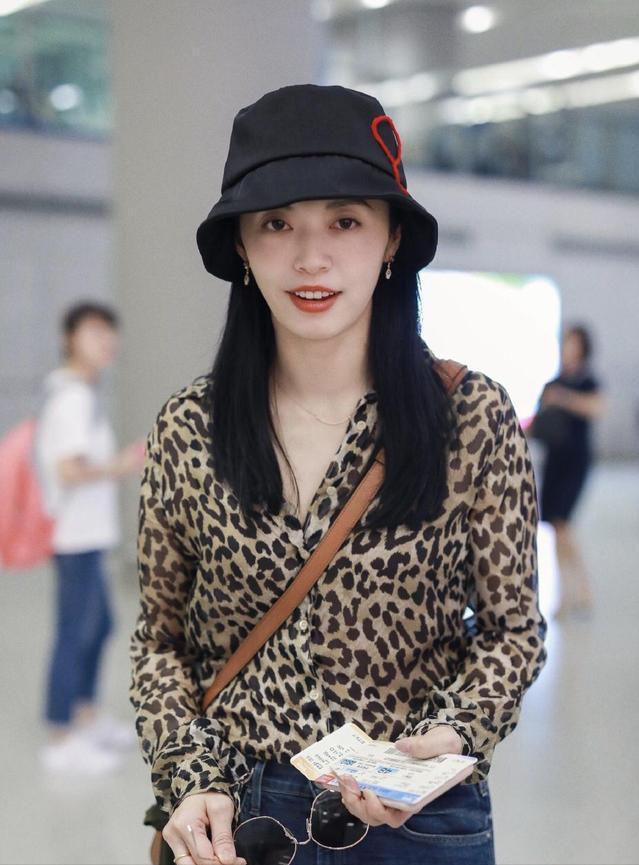 Yao Chen really knows how to wear it. Leopard print shirts are