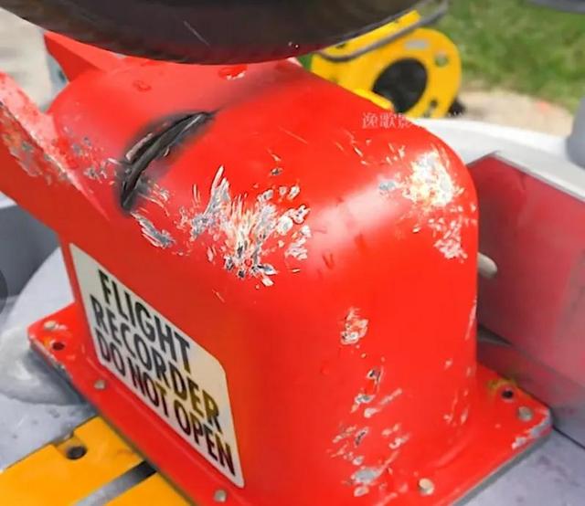 What does the inside of an airplane black box look like? iMedia