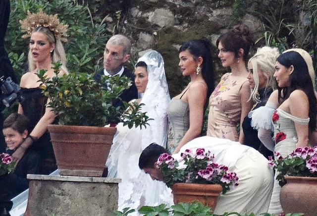 Kim Kardashian Appeared At Kourtneys Wedding Her Good Figure Still 