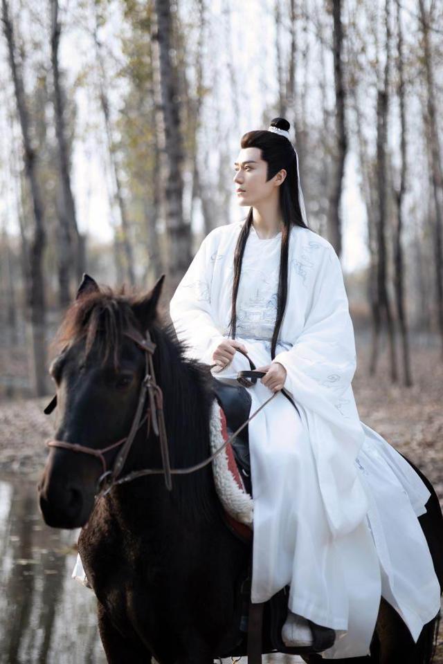 Mao Zijun's ancient costume blockbuster, the fluttering white clothes ...