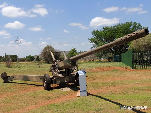 South African G7 light howitzer, known as the 105mm howitzer with the ...