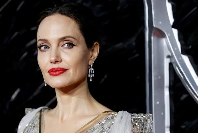 Angelina Jolie Accused Of Domestic Violence And Poor Performance In Bed Brad Pitt Found A 3945