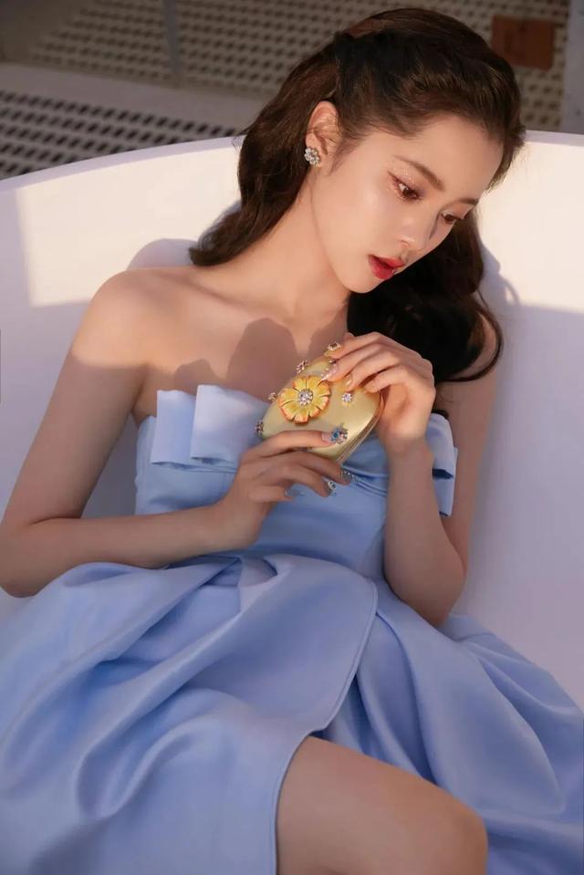 What nail salon to go to!Wearing nails gives you the freedom of manicure iMedia