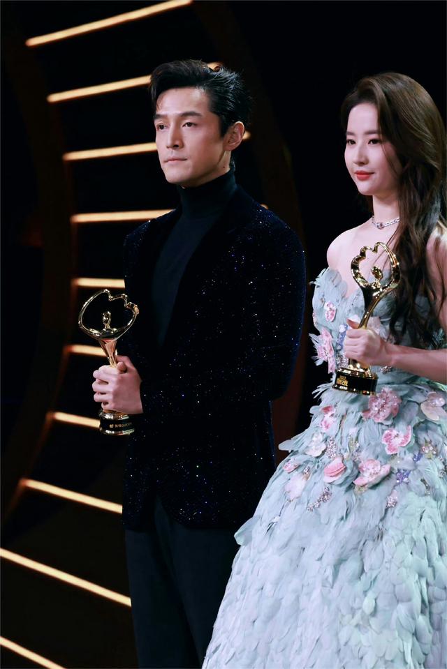 On the night of Weibo, Liu Yifei and Hu Ge took the wrong trophy from ...