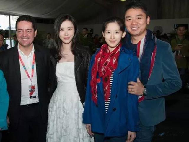 Tian Pujun took a group photo with Liu Qiangdong and his wife! One is ...