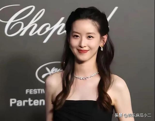Zhang Zetian's black tube top dress shined in Cannes, her face was ...