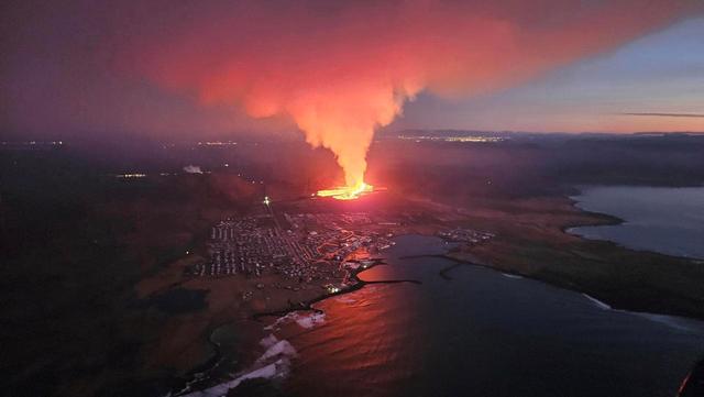 冰岛火山喷发 岩浆流入小镇