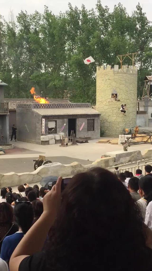 纷飞流血漂橹血流成河尸横遍野残肢断臂血染大地片甲不留马革裹尸民生