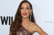 Frequency of near future of Maggie Q Li Meiqi appears, inclined shoulder skirt matchs red lip gas fi