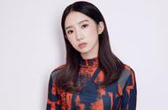 Meng Meiqi is red black plunge into catch grace of vogue of modelling of umbrella of printing dress,