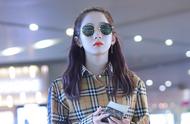Meng Meiqi appears on airport sunglasses to match red skirt gas field is strong