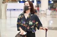 Li Chun wears beautiful shirt to match knickers wet cruel to walk along the airport, crooked to hair