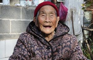 你见过109岁的老人还能自己穿针缝衣服吗？
