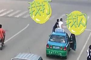 122秒丨闪转腾挪！两男子马路上打“醉拳”：一年前就有过节
