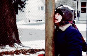为什么北方冬天总有孩子舌头舔铁柱子被冻住呢？其实真相是……