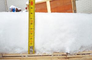 你知道一尺厚的积雪有多重吗？洛阳记者告诉你！