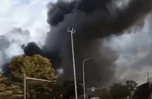 突发！福州五四北一厂房发生火灾，几公里外都能看见浓烟