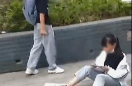 愤怒！12岁女生遭多名男生围殴脚踹，警方通报来了