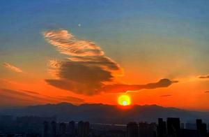 今天福州刷爆朋友圈的夕阳奇观，云中鸿鹄，展翅高飛，有福之州！