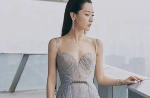 “京城四美”白冰，穿素色抹胸长裙更显古典气质