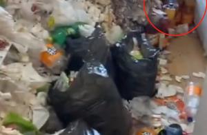 江苏一男租客退租场景：垃圾堆成山，饮料瓶装尿，隔着房门差点熏晕
