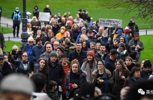 新冠病例日增过万，英国首相计划圣诞前解封！居民聚集游行还没停