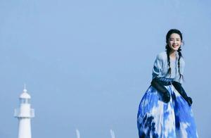 李沁 蓝白扎染长裙迎风而立，上演一出浪漫唯美的冬季恋歌
