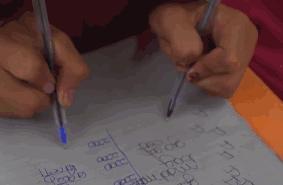 三哥神奇学校 300多个孩子“双手能写梅花篆字”