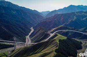 航拍新疆第一高桥 俯瞰神奇果子沟